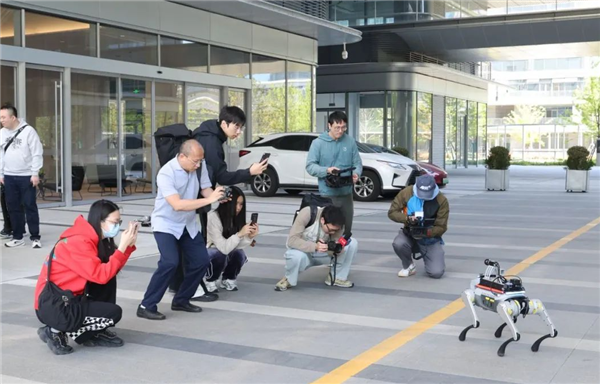 南宫NG·28能送药、会唠嗑这只杭州造机械狗怎样“跑”进苍生糊口(图1)